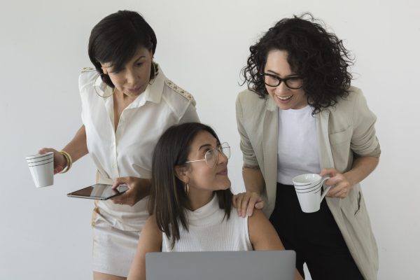 hermosas-mujeres-trabajando-juntas